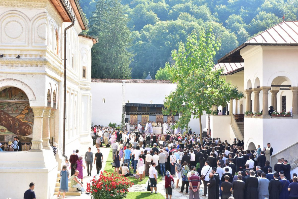 Liturghii arhiereşti în mănăstirile Brâncoveni şi Horezu 33688