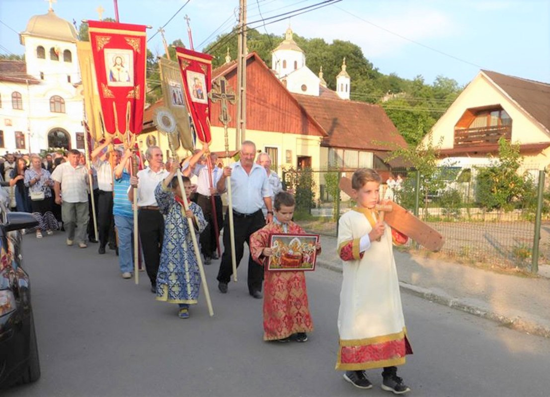 Procesiune în cinstea Maicii Domnului, în muncipiul Brad 33664