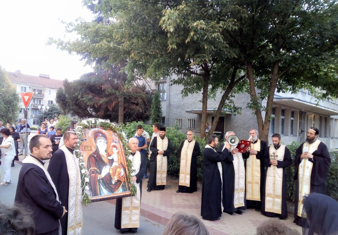 Procesiune în cinstea Maicii Domnului, în muncipiul Brad 33666