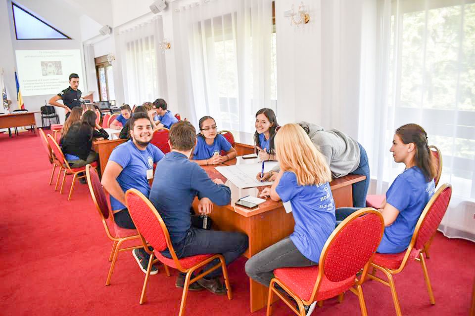 Activităţi dedicate tinerilor la Mănăstirea Caraiman 33535