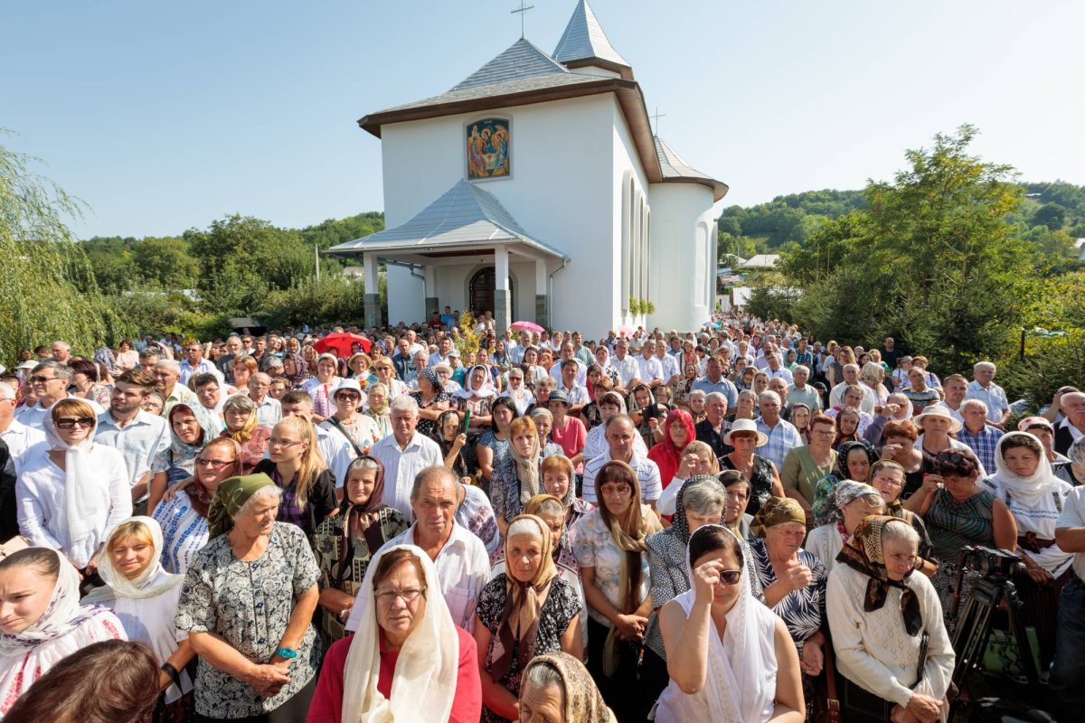 Biserica „Sfânta Treime“ din Luncaşi - Neamţ a fost sfinţită 33474