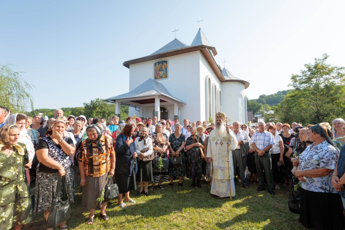 Biserica „Sfânta Treime“ din Luncaşi - Neamţ a fost sfinţită 33475
