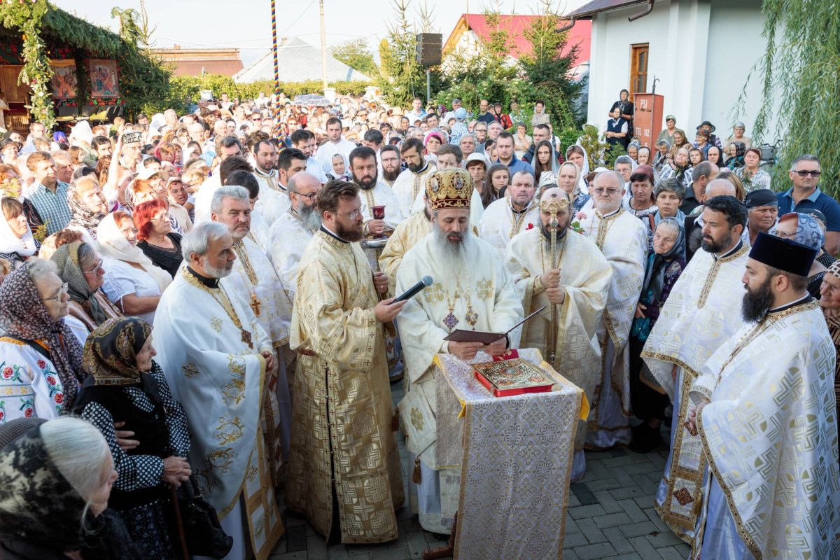 Biserica „Sfânta Treime“ din Luncaşi - Neamţ a fost sfinţită 33476