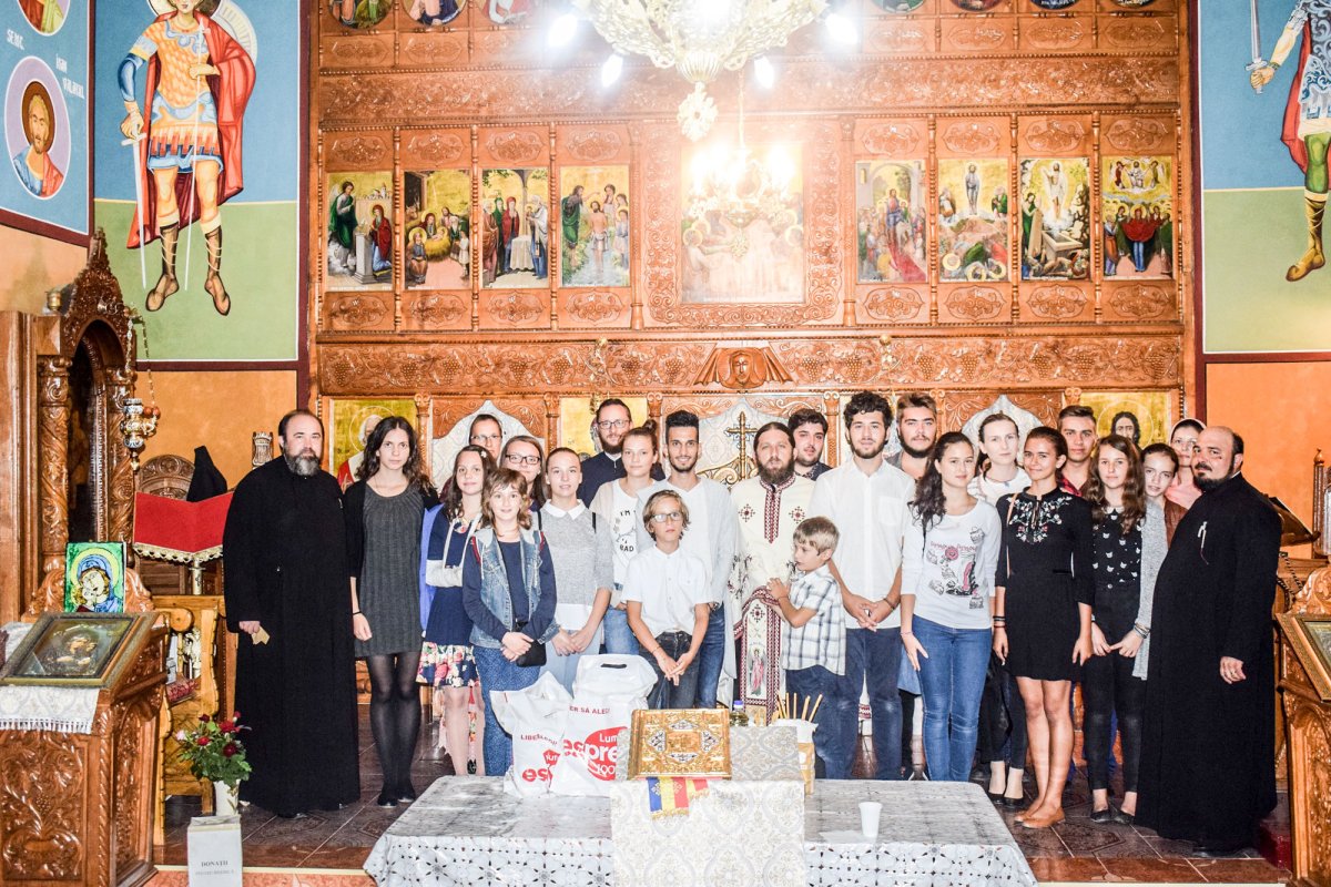 Tineri atoriști uniți în rugăciune și slujire 33514