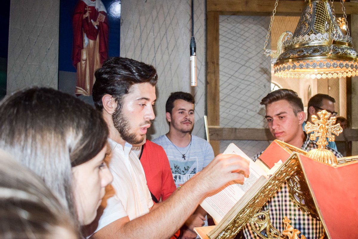 Tineri atoriști uniți în rugăciune și slujire 33515