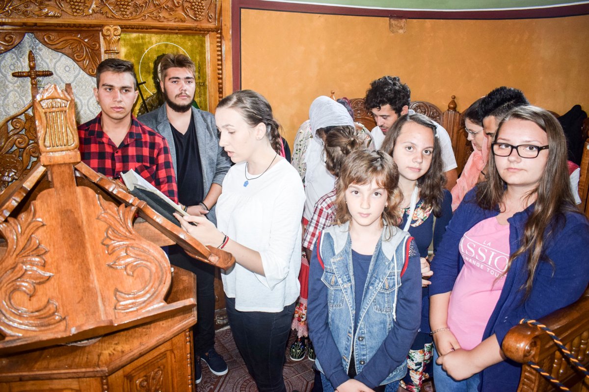 Tineri atoriști uniți în rugăciune și slujire 33516