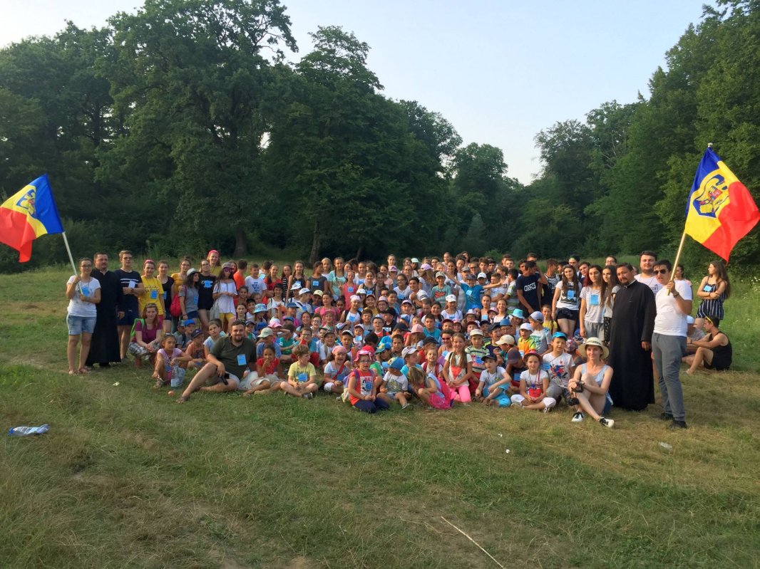 Tabăra din pridvorul satului Bodeşti 33354