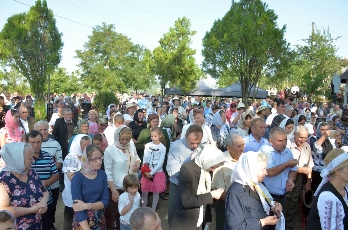 IPS Teofan a resfinţit Biserica „Sfântul Mare Mucenic Gheorghe“ din Copălău 33060