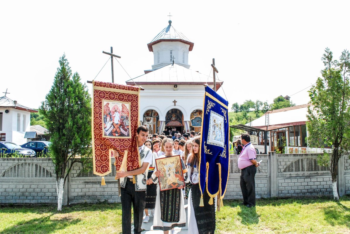 Tinerii craioveni, sub ocrotirea Maicii Domnului 33088