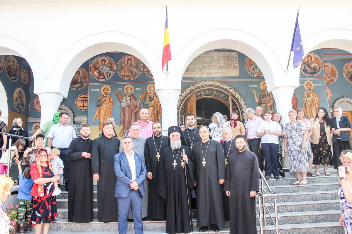 IPS Irineu a slujit la Catedrala „Sfânta Treime” din Motru 33003