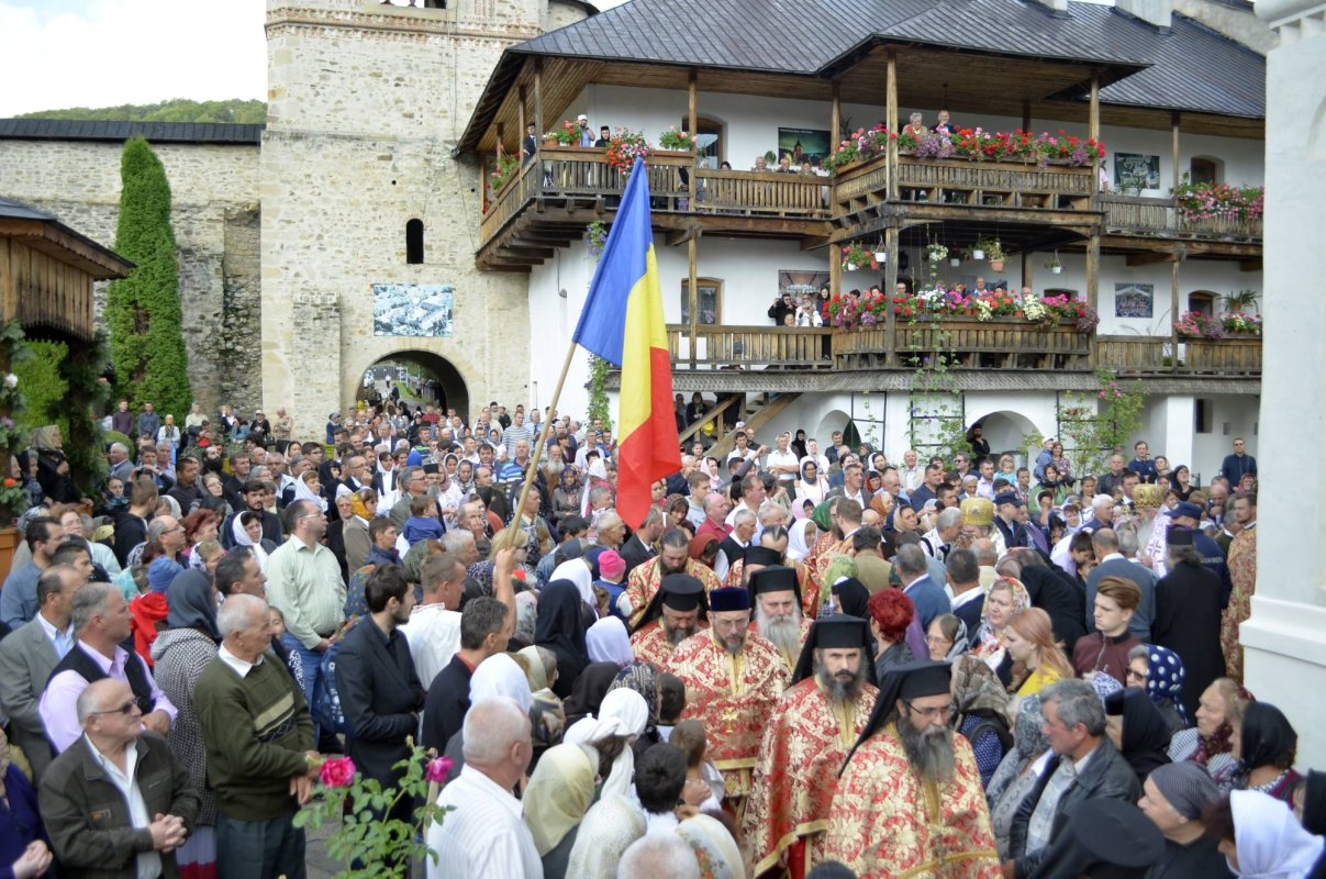 Hram la una dintre cele mai vechi aşezări monahale din Neamţ 32911
