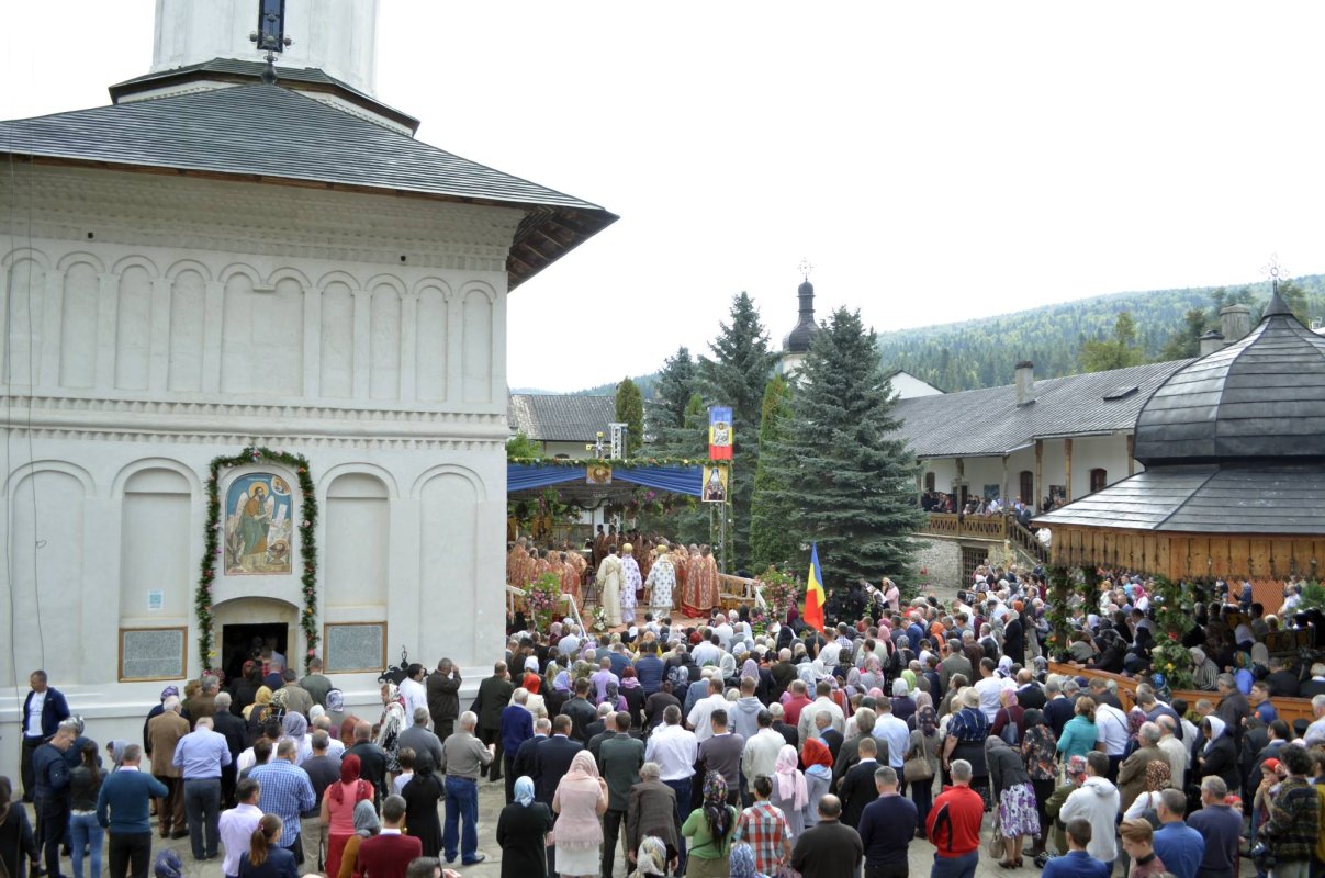 Hram la una dintre cele mai vechi aşezări monahale din Neamţ 32913