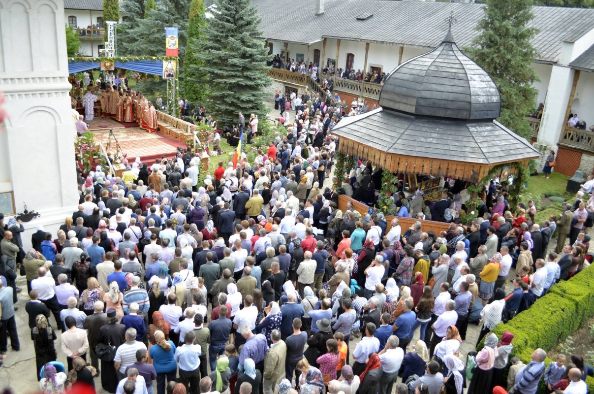 Hram la una dintre cele mai vechi aşezări monahale din Neamţ 32914