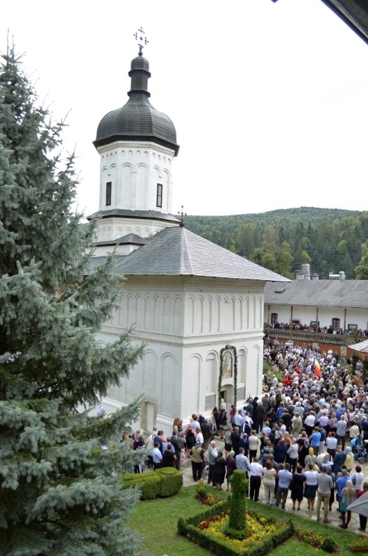 Hram la una dintre cele mai vechi aşezări monahale din Neamţ 32915