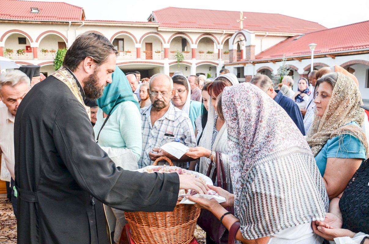Rugăciuni către Sfântul Ioan Botezătorul, la Mănăstirea Timișeni 32976