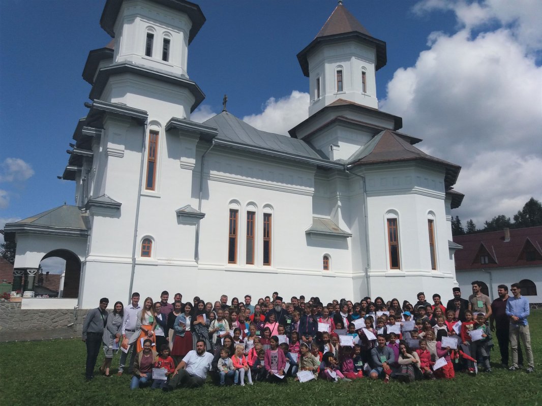 Tabără la poalele munților Călimani pentru 160 de copii 32956