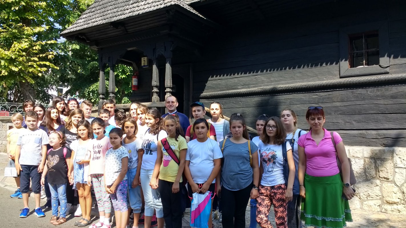Excursie catehetică pentru un grup de tineri ialomiţeni 32764