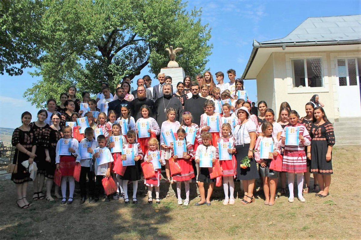 Activităţi pentru tineri în parohiile Turluianu şi Păltinata 32672