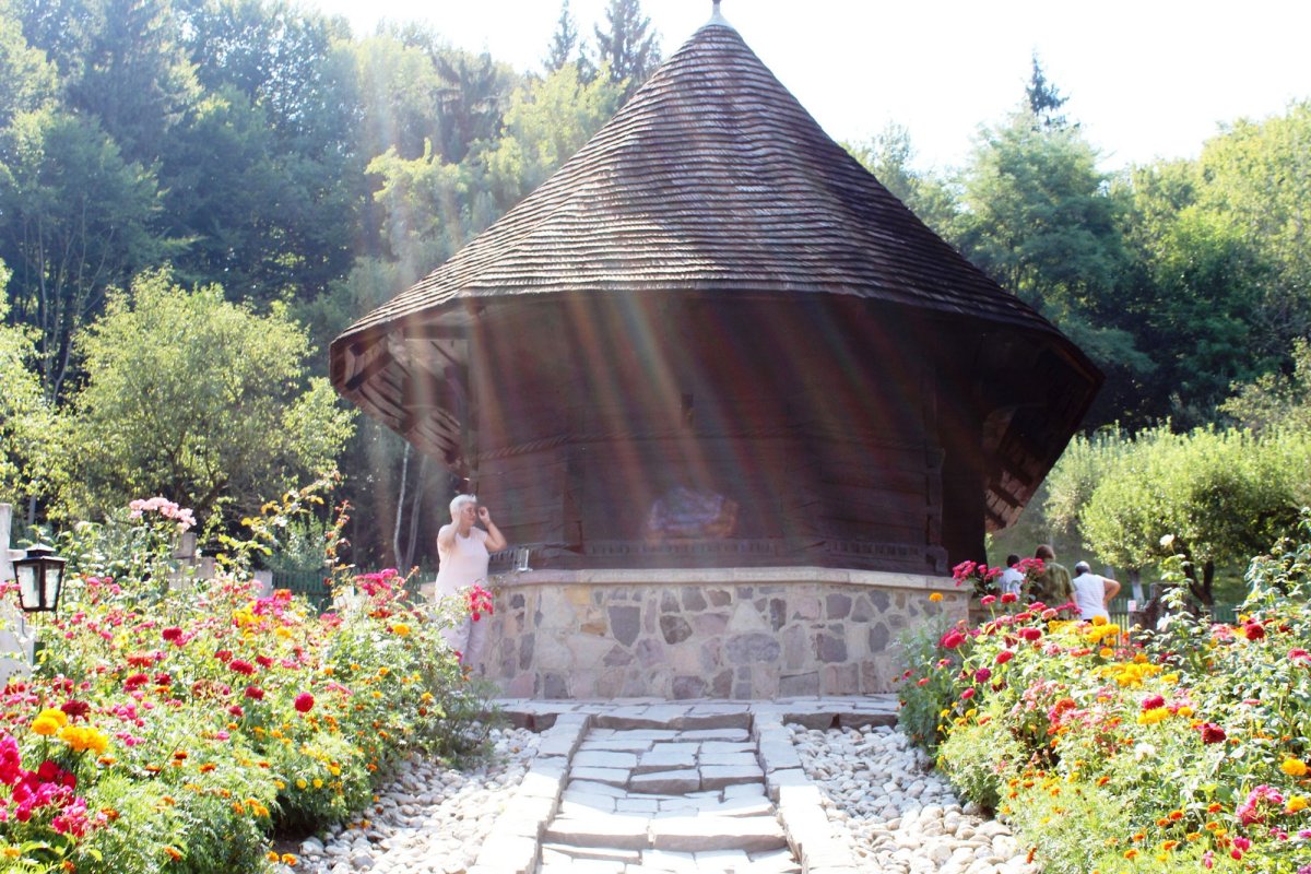 Pelerini clujeni la mănăstiri de la poalele Carpaţilor Meridionali 32719