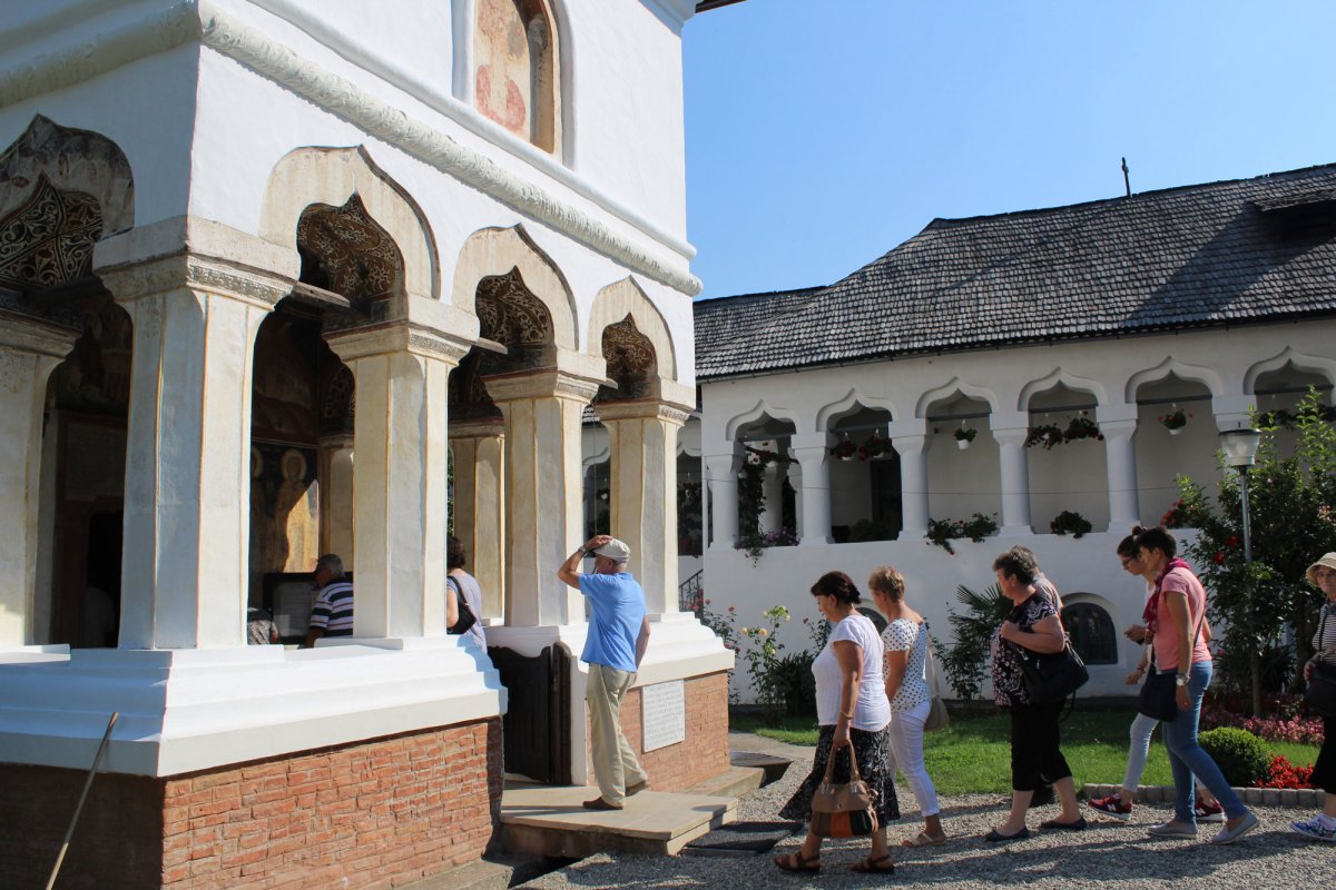 Pelerini clujeni la mănăstiri de la poalele Carpaţilor Meridionali 32728