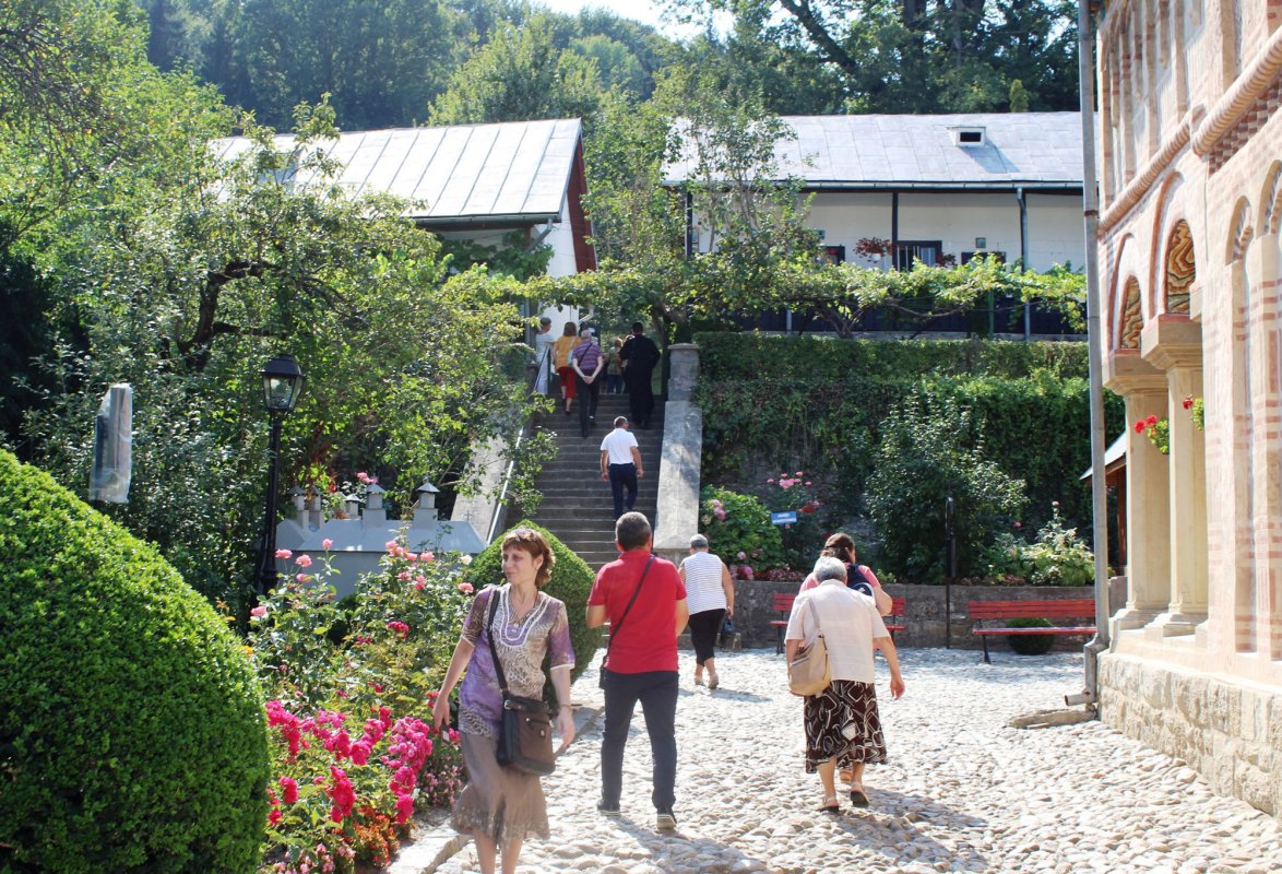 Pelerini clujeni la mănăstiri de la poalele Carpaţilor Meridionali 32729