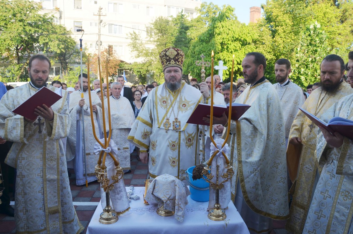 Biserica „Sfinții Apostoli Petru și Pavel” din Ștei a fost resfințită 32611