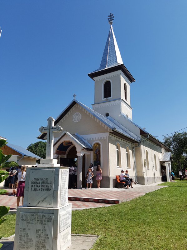 Biserica „Sfinții Apostoli Petru și Pavel” din Ștei a fost resfințită 32612