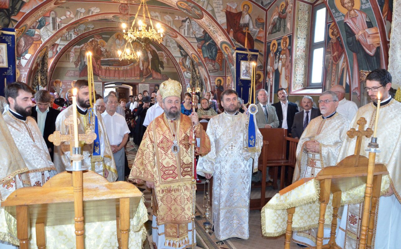 Târnosiri şi slujiri arhiereşti în Duminica a 13-a după Rusalii 32553