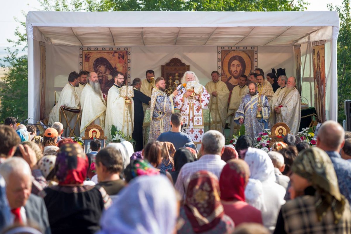 Sfinţire de biserică în Parohia Scoposeni 32479