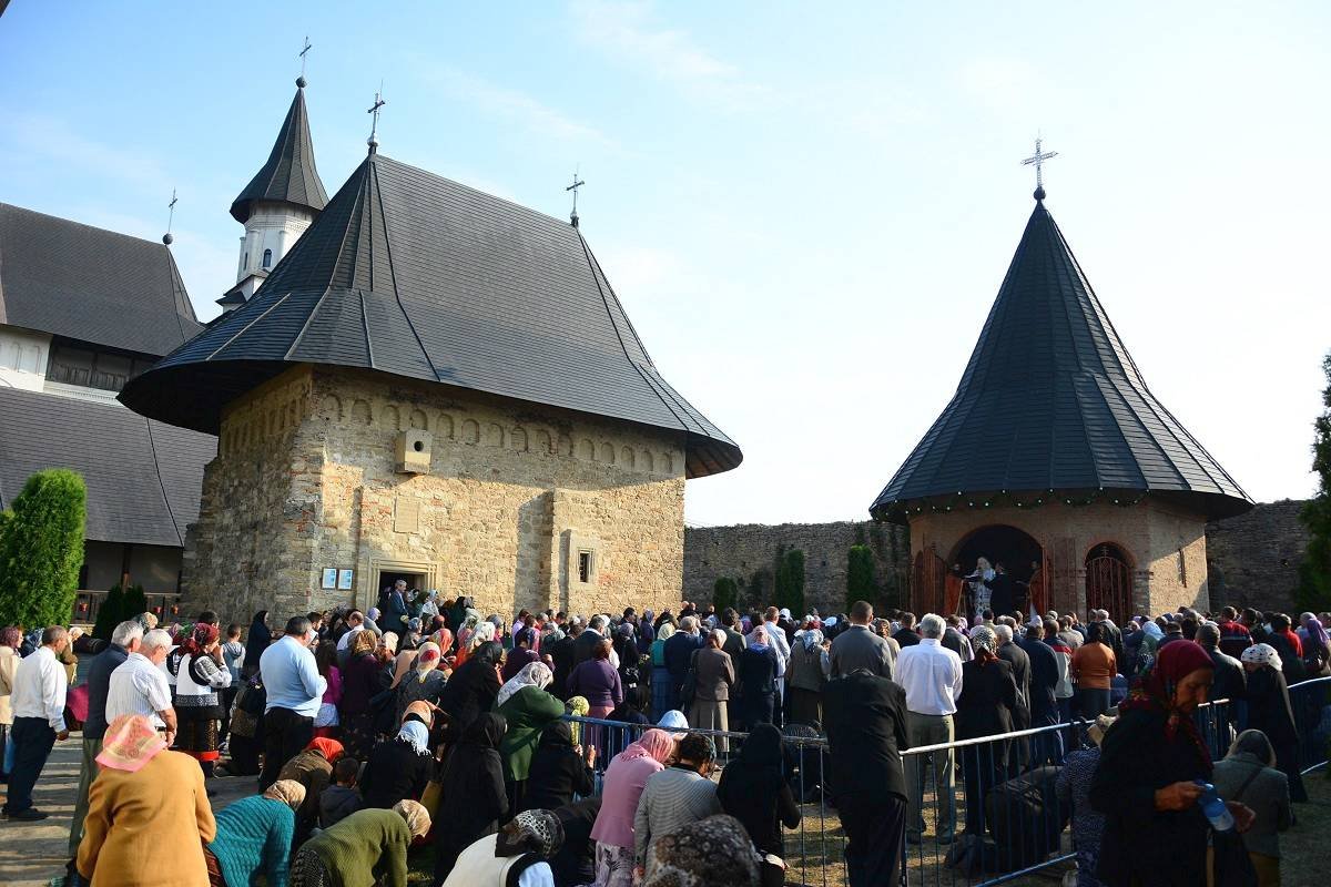 Slujbă arhierească la hramul Mănăstirii Hadâmbu 32480