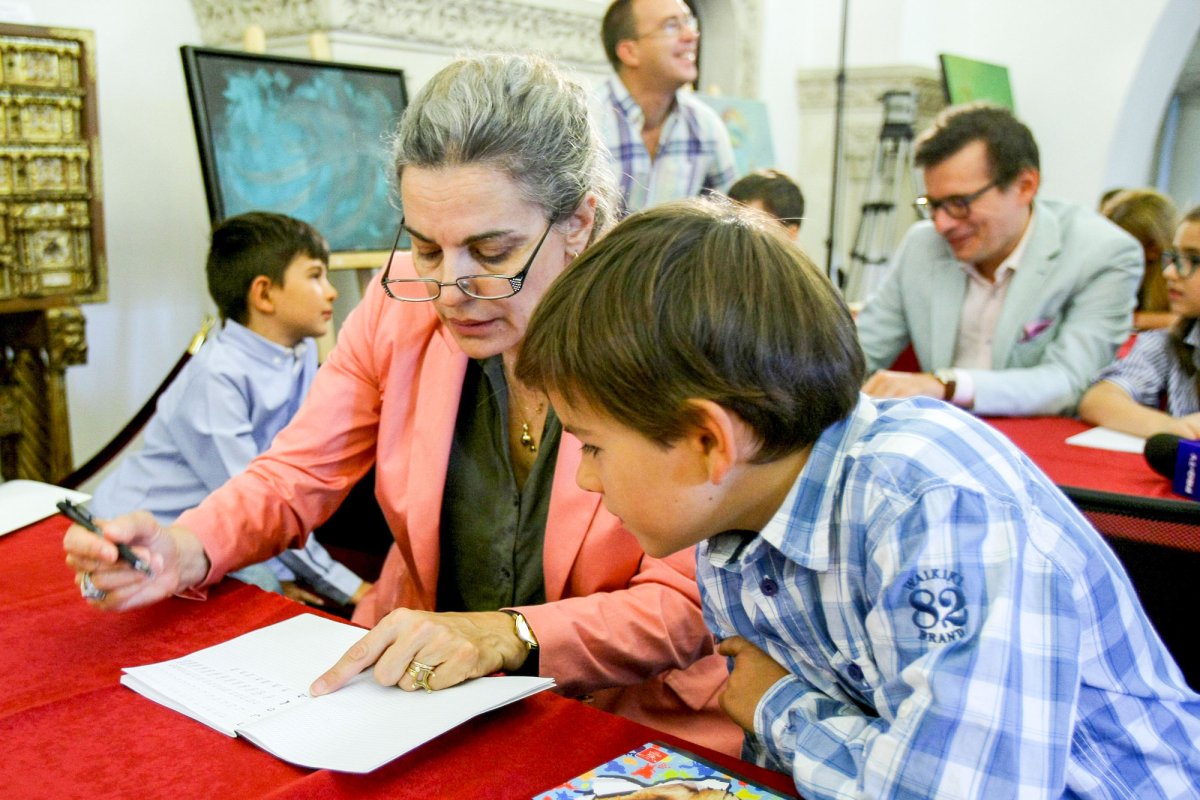 Caligrafia, ora aproape dispărută din școli şi înlocuită cu Word 32453