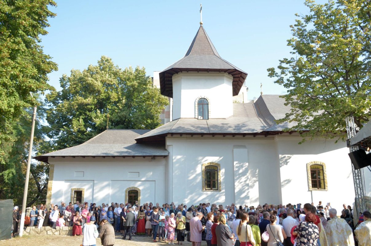 Biserica Ciurchi, solemnitate şi frumuseţe la primirea hainei luminoase a sfinţirii 32248