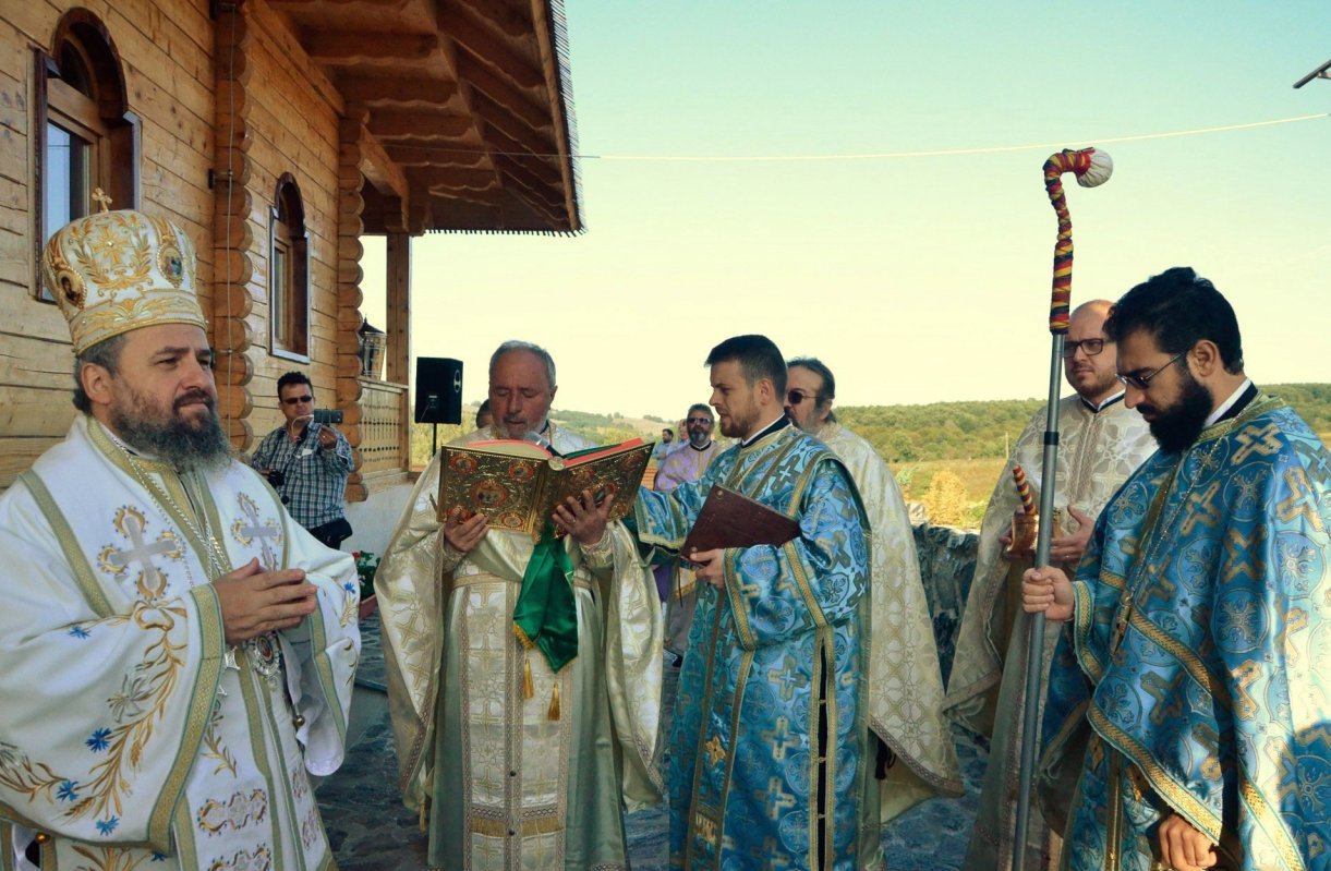 Hramuri în cinstea Maicii Domnului și a Sfinților Părinți Ioachim și Ana 32298