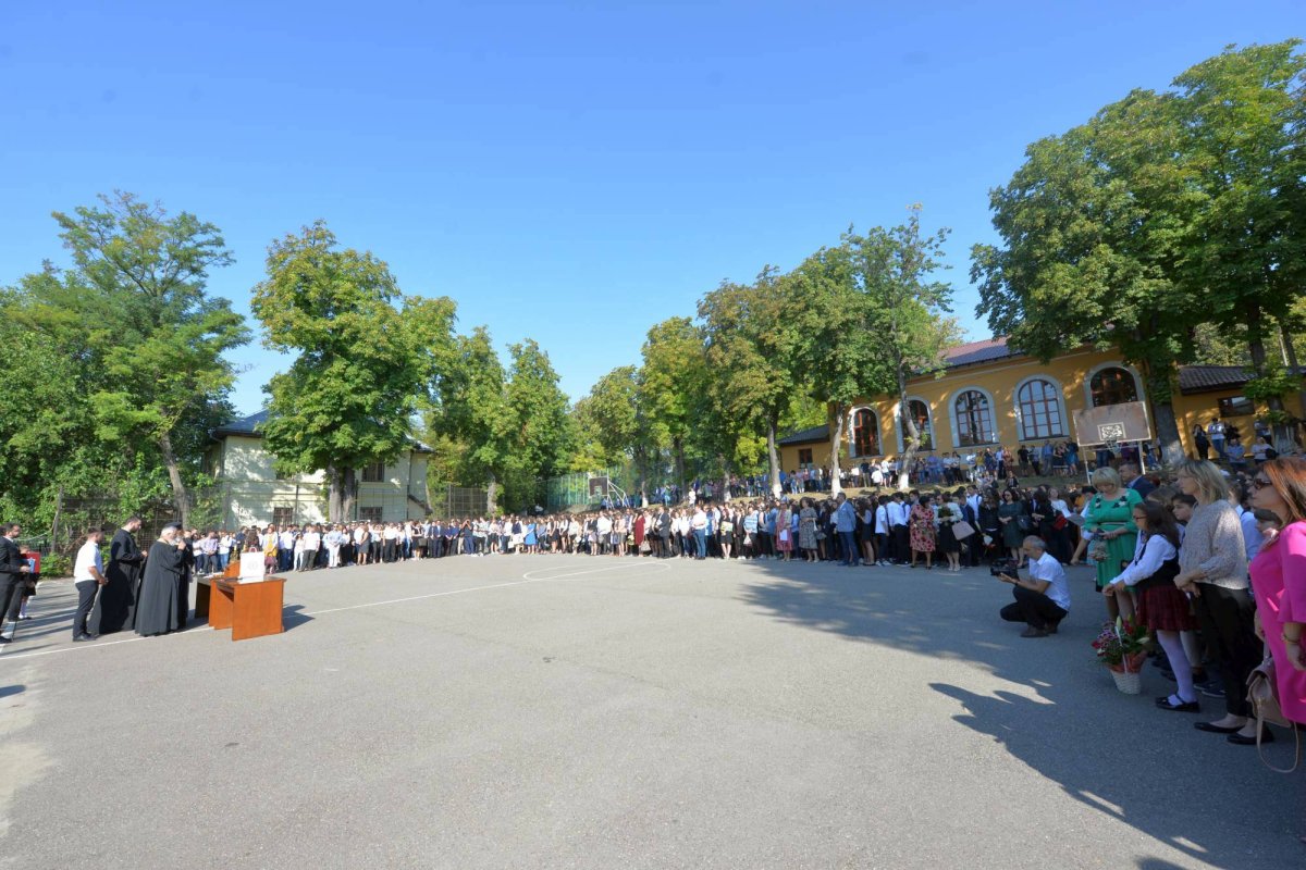 Binecuvântări arhiereşti la trei unităţi şcolare ieşene 32176