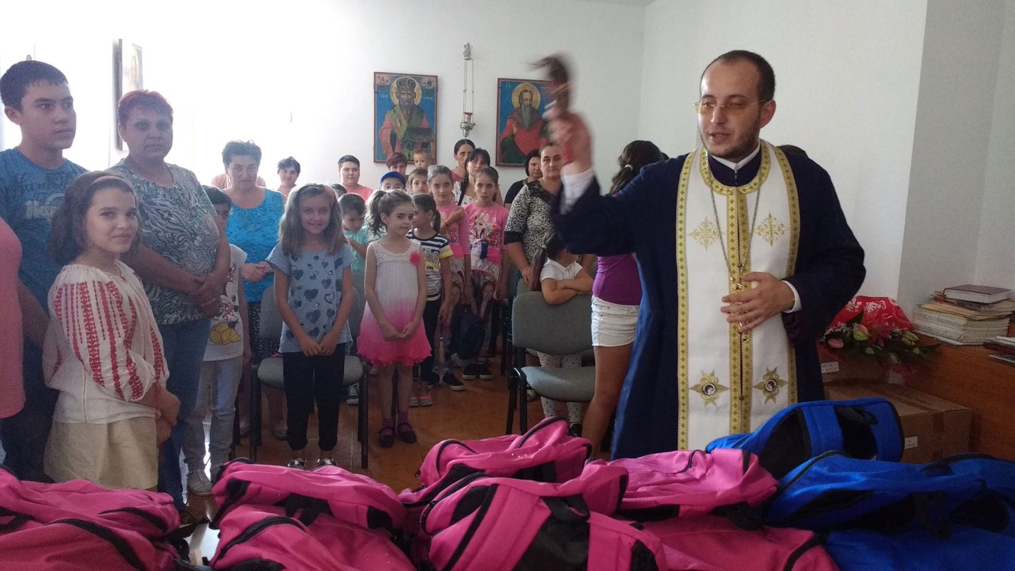 Ghiozdane și rechizite pentru 25 de elevi oferite de Protopopiatul Slobozia 32235