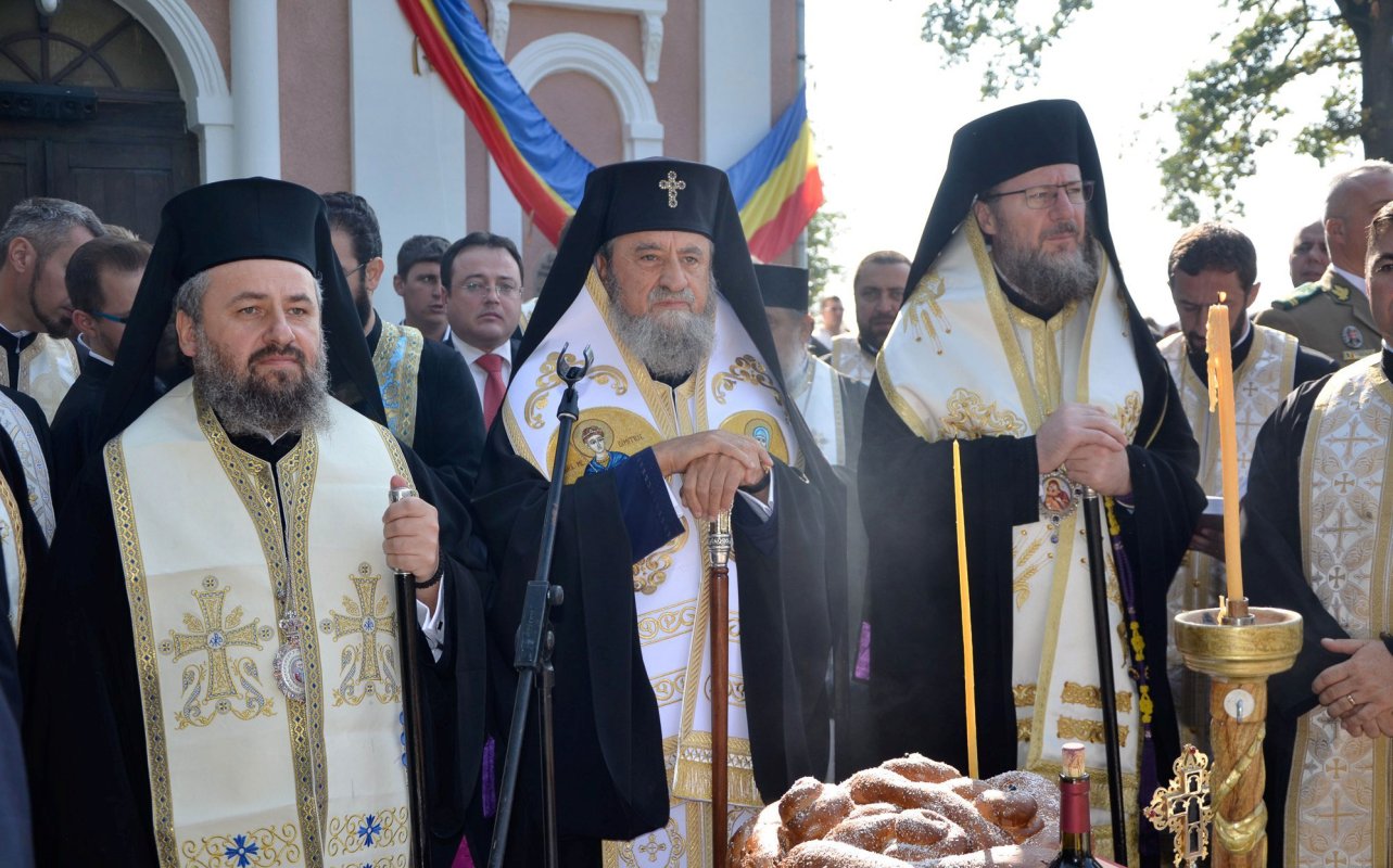 Slujiri arhiereşti în Duminica dinaintea Înălțării Sfintei Cruci 32183