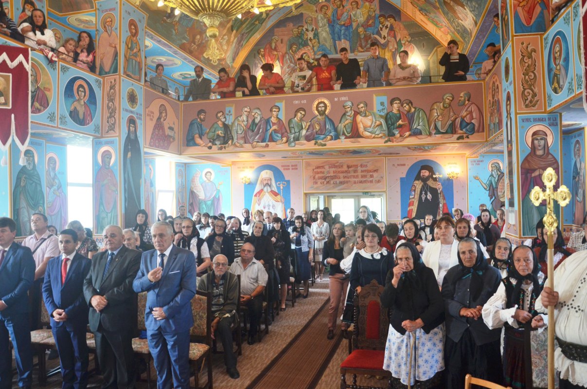 Slujiri arhiereşti în Duminica dinaintea Înălțării Sfintei Cruci 32184