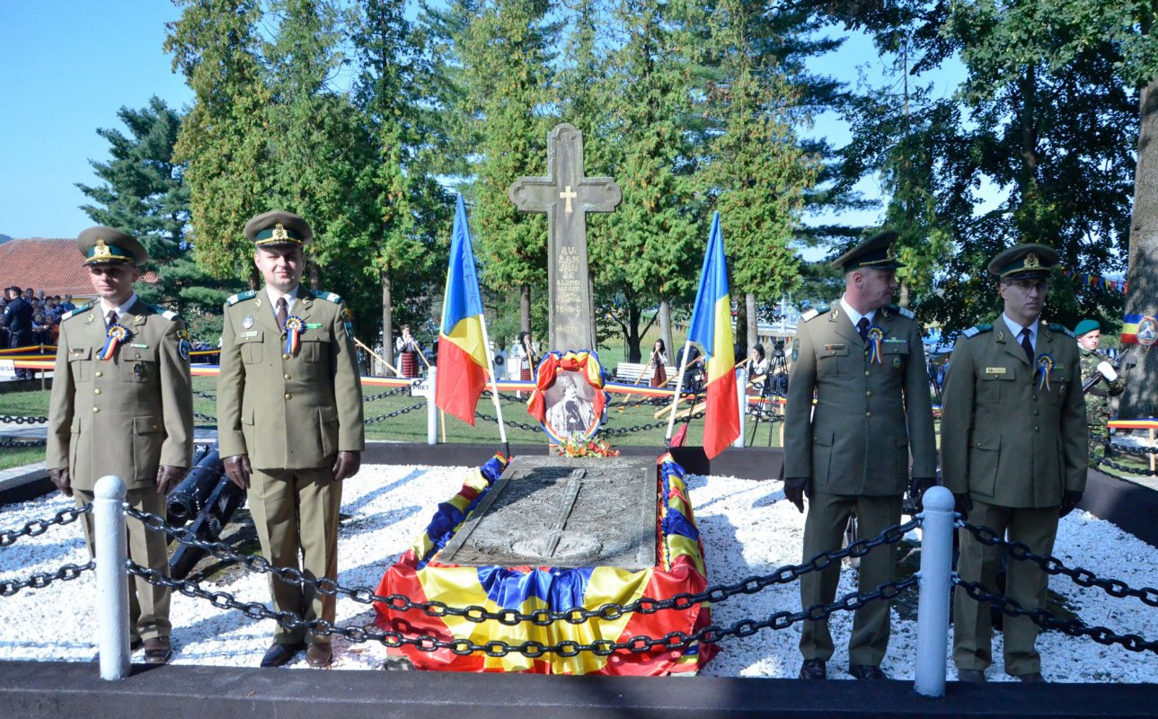 Slujiri arhiereşti în Duminica dinaintea Înălțării Sfintei Cruci 32187