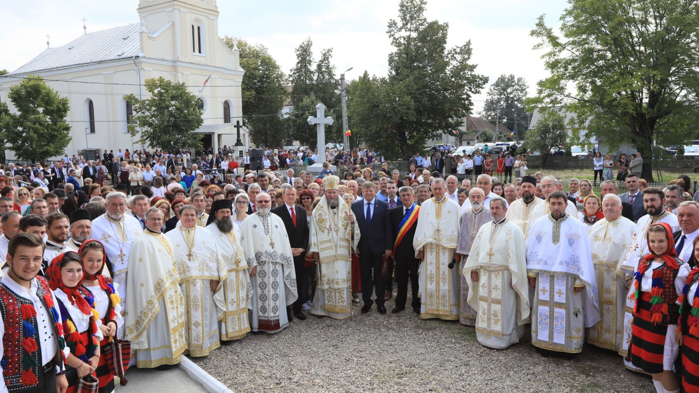 Slujiri arhiereşti în Duminica dinaintea Înălțării Sfintei Cruci 32190