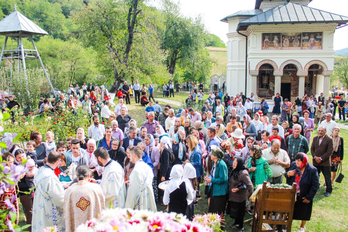 Slujiri arhiereşti în Mitropolia Olteniei 32202
