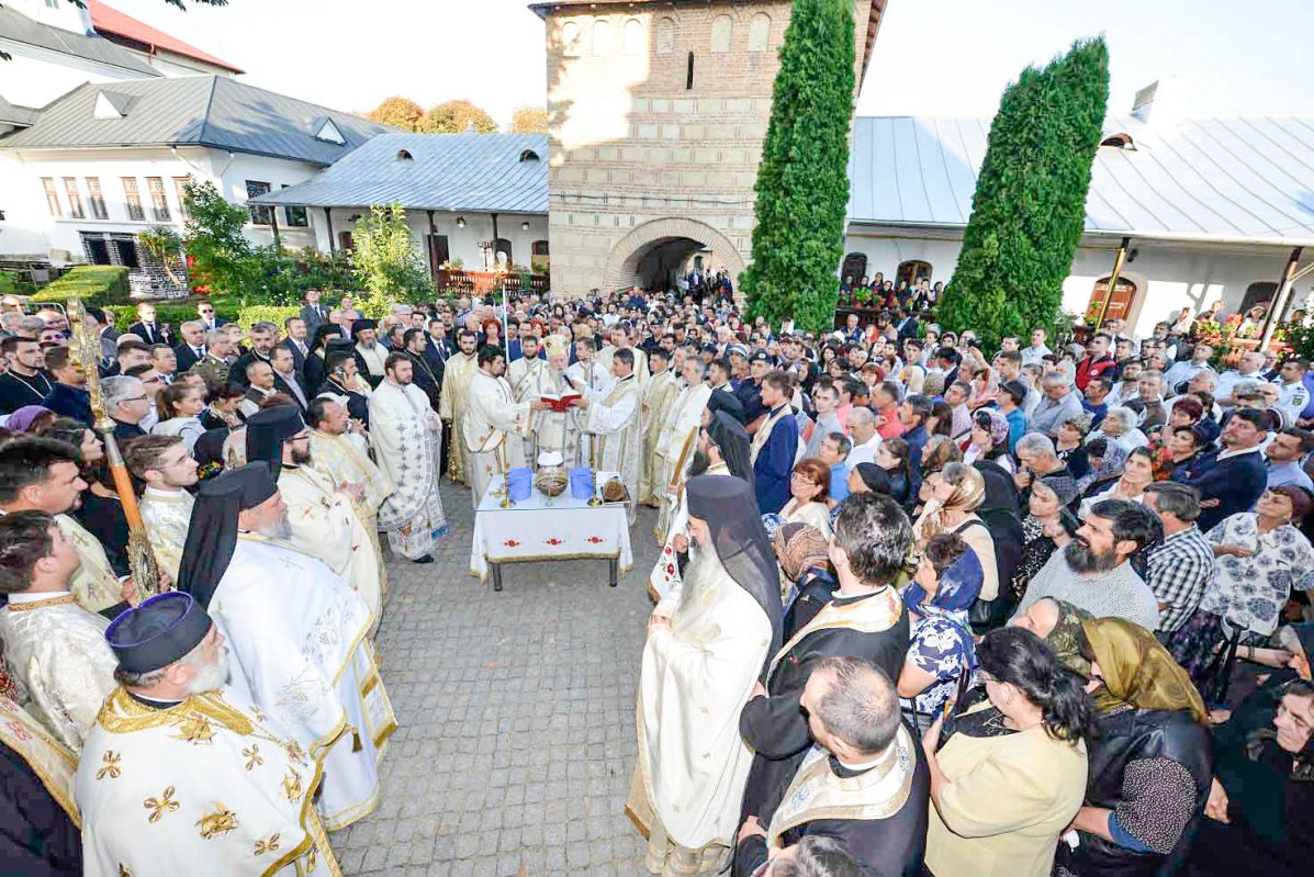 Slujiri arhierești în Muntenia 32229