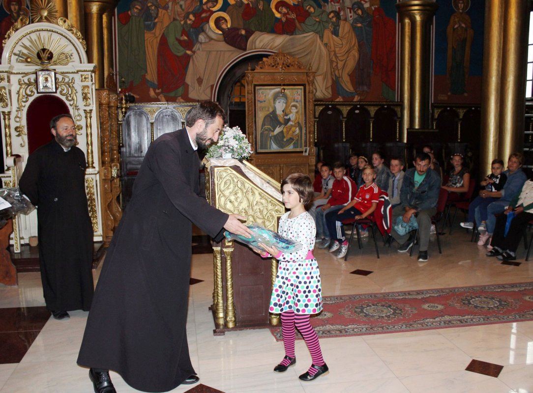 Sprijin pentru elevi, oferit de Biserică la început de an şcolar 32125