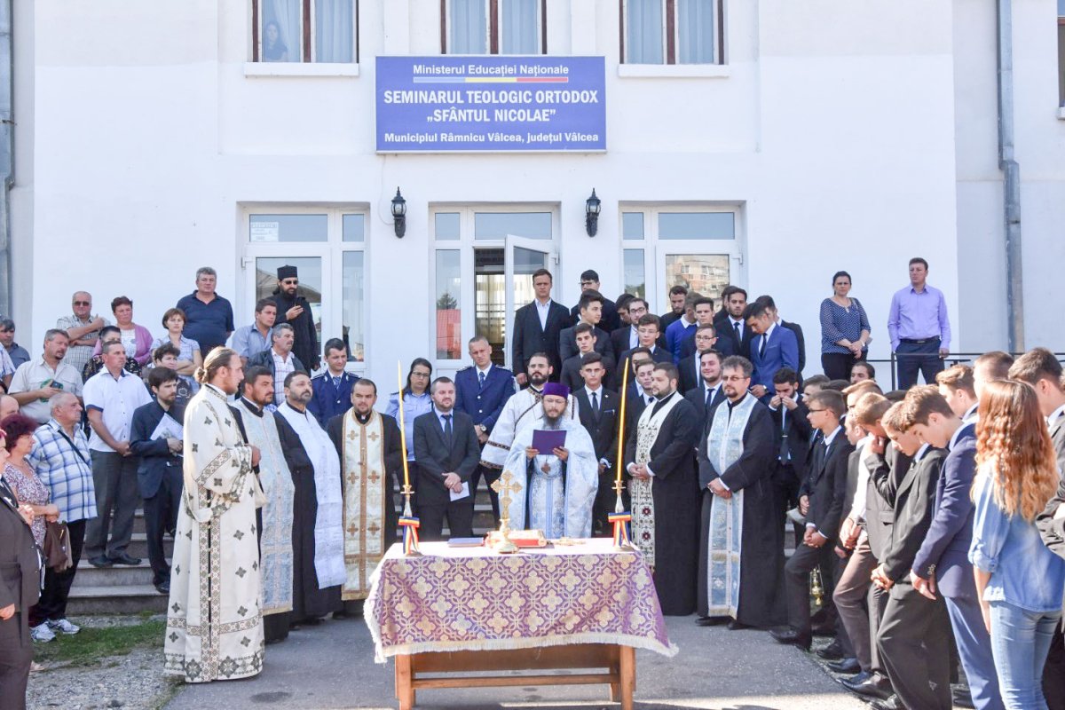 Binecuvântare şi rugăciune în mai multe şcoli şi licee 32074