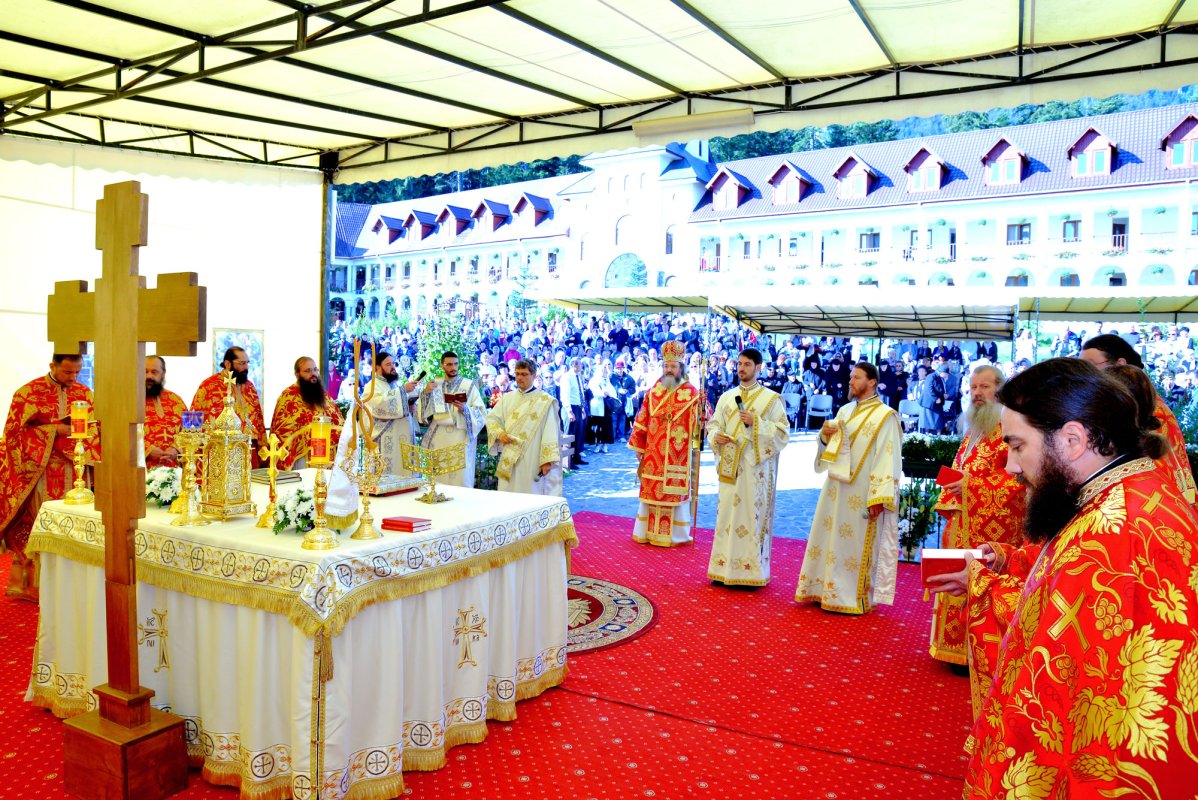 Hramul Mănăstirii Caraiman din Buşteni 32022