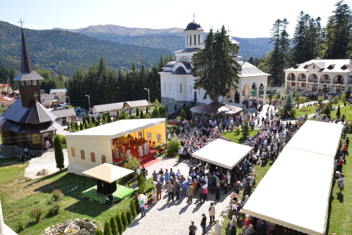 Hramul Mănăstirii Caraiman din Buşteni 32023