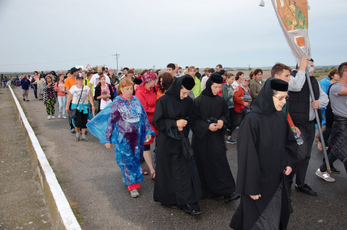Pelerini către casa Sfântului Ierarh Iosif 32001