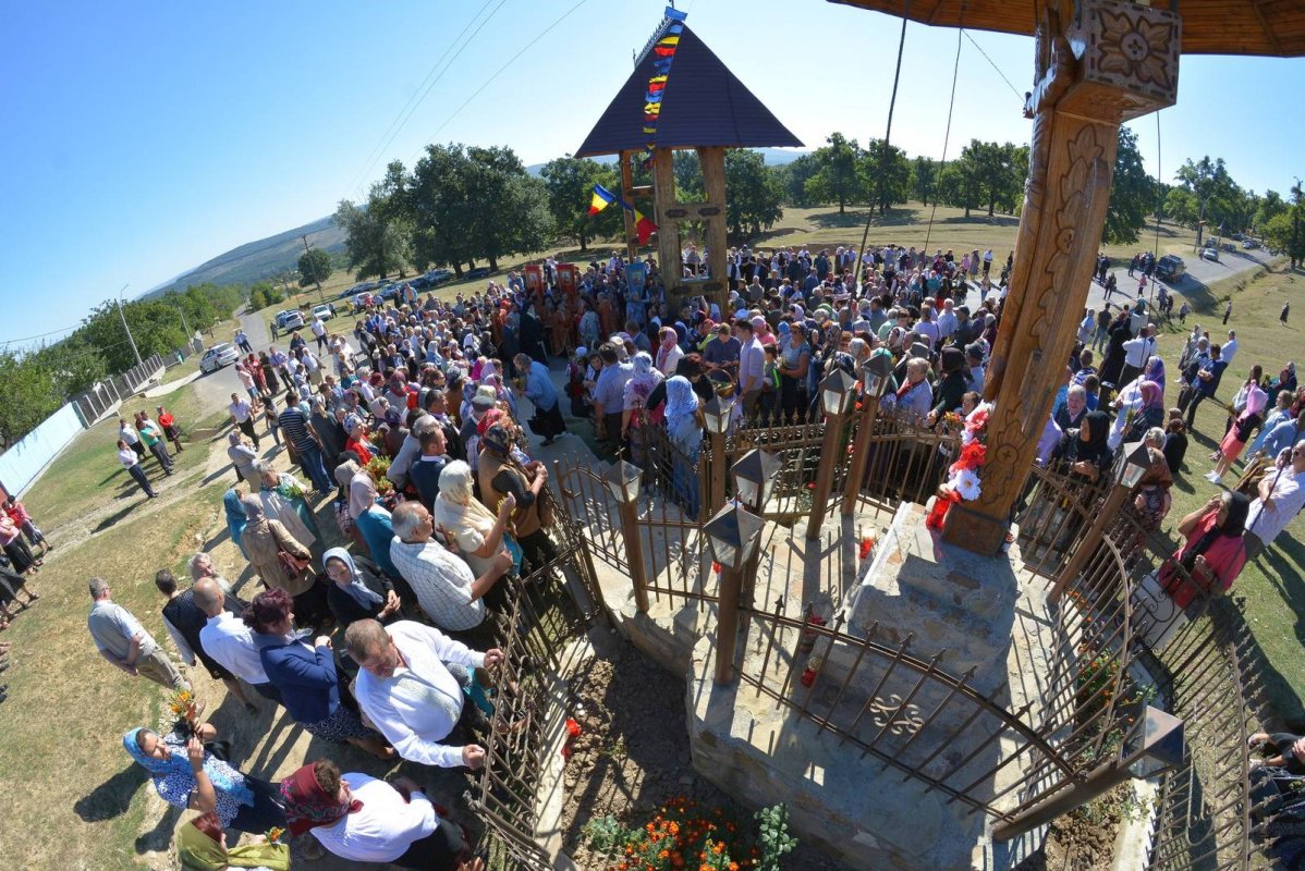 Pelerini în rugăciune la Procesiunea „Drumul Crucii“ 31844