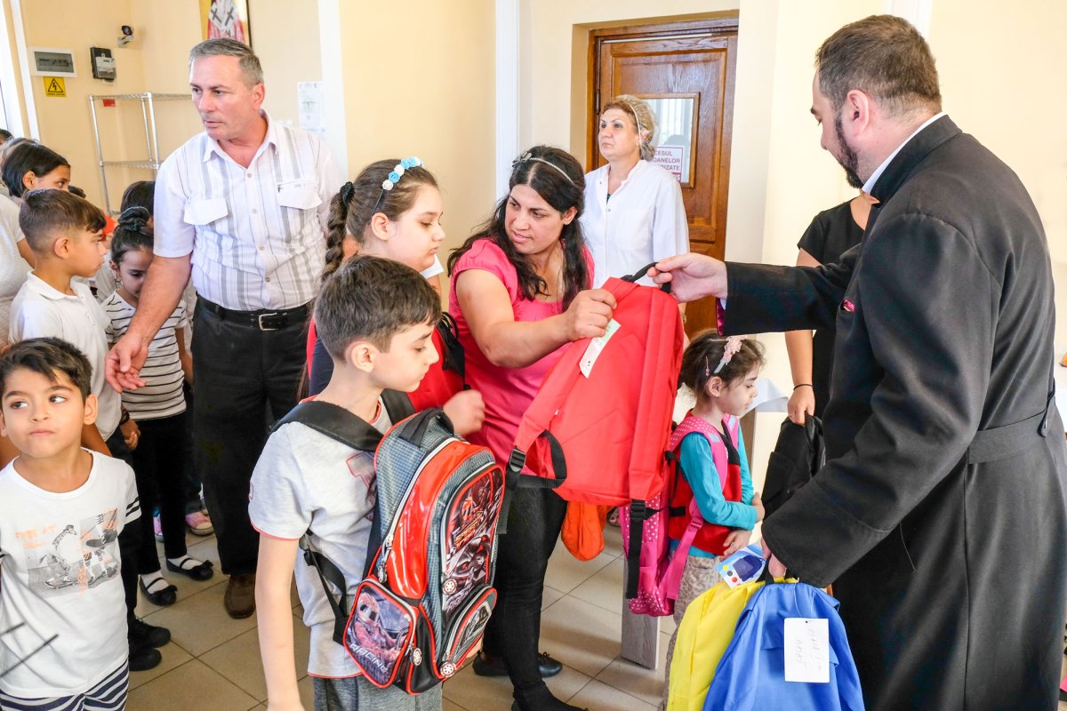 Rechizite pentru elevi de la protoieriile bucureștene 31882