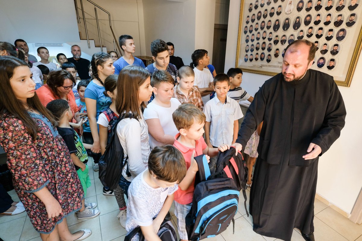 Rechizite pentru elevi de la protoieriile bucureștene 31884