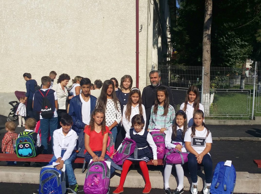 Rechizite şcolare oferite elevilor cu situaţie materială precară 31841